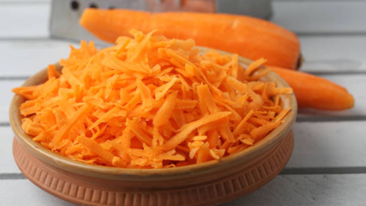 Side Effects Of Carrots: ‘या’ लोकांच्या आरोग्यासाठी गाजर ठरेल विषासमान, जाणून घ्या खाण्याची योग्य वेळ