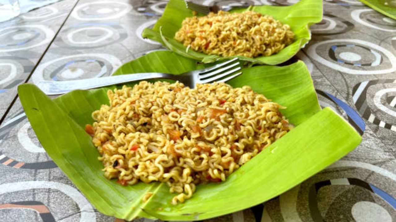 लहान मुलांसह मोठ्यांना मॅगी खायला खूप जास्त आवडते. पण चहा मॅगी पाहून तुम्ही सुद्धा आश्चर्यचकित व्हाल. सोशल मीडियावरील व्हिडिओमध्ये एका माणसाने उकळत्या चहाच्या कपमध्ये शिजवलेली मॅगी ओतली होती. 