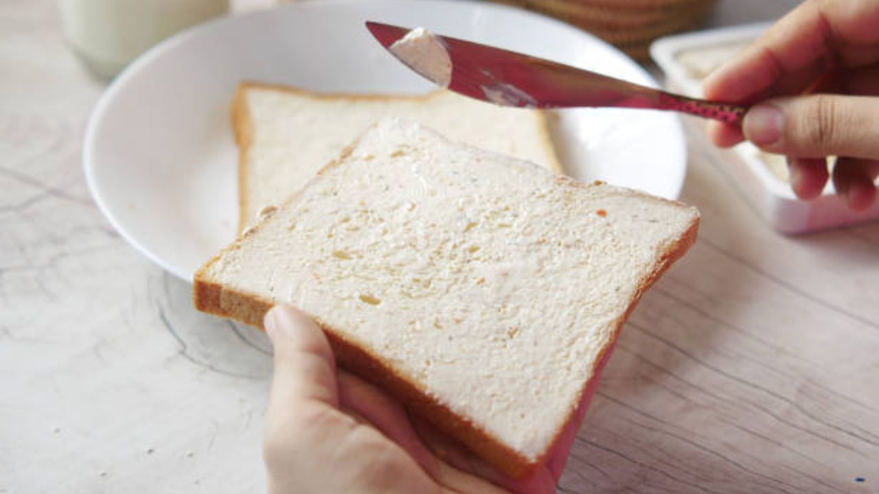 पांढरा ब्रेड किंवा पाव सकाळच्या नाश्त्यात सतत खाऊ नये. सतत यीस्ट असलेले पदार्थ खाल्ल्यामुळे पचनक्रिया बिघडण्यासोबतच चेहऱ्यावर पिंपल्स आणि फोड येऊ लागतात.