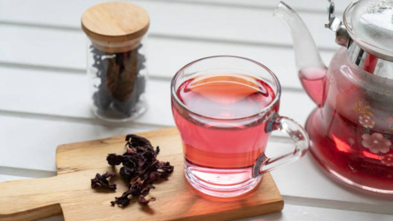 औषधी गुणधर्मांनी समृद्ध असलेली जास्वंदीची फुले शरीरासाठी ठरतील गुणकारी, फायदे ऐकून व्हाल आश्चर्यचकित