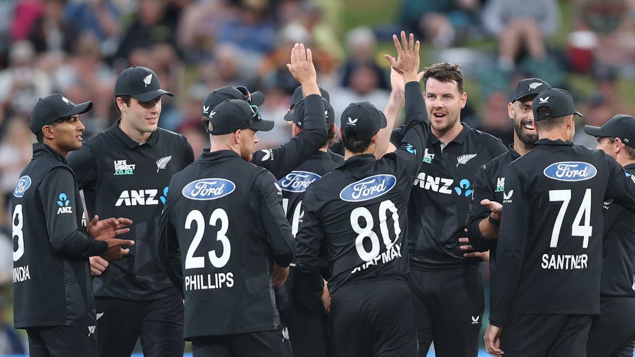 २०२५ मध्ये न्यूझीलंडने सर्वाधिक ३३ सामने जिंकले. त्यांनी या वर्षी एकूण ४७ सामने खेळले, त्यापैकी फक्त नऊ सामने गमावले. एक सामना अनिर्णित राहिला, तर चार सामन्यांचे निकाल लागले नाहीत. या वर्षी न्यूझीलंडने चार कसोटी, १७ एकदिवसीय आणि १२ टी-२० सामने जिंकले. फोटो सौजन्य - सोशल मिडिया