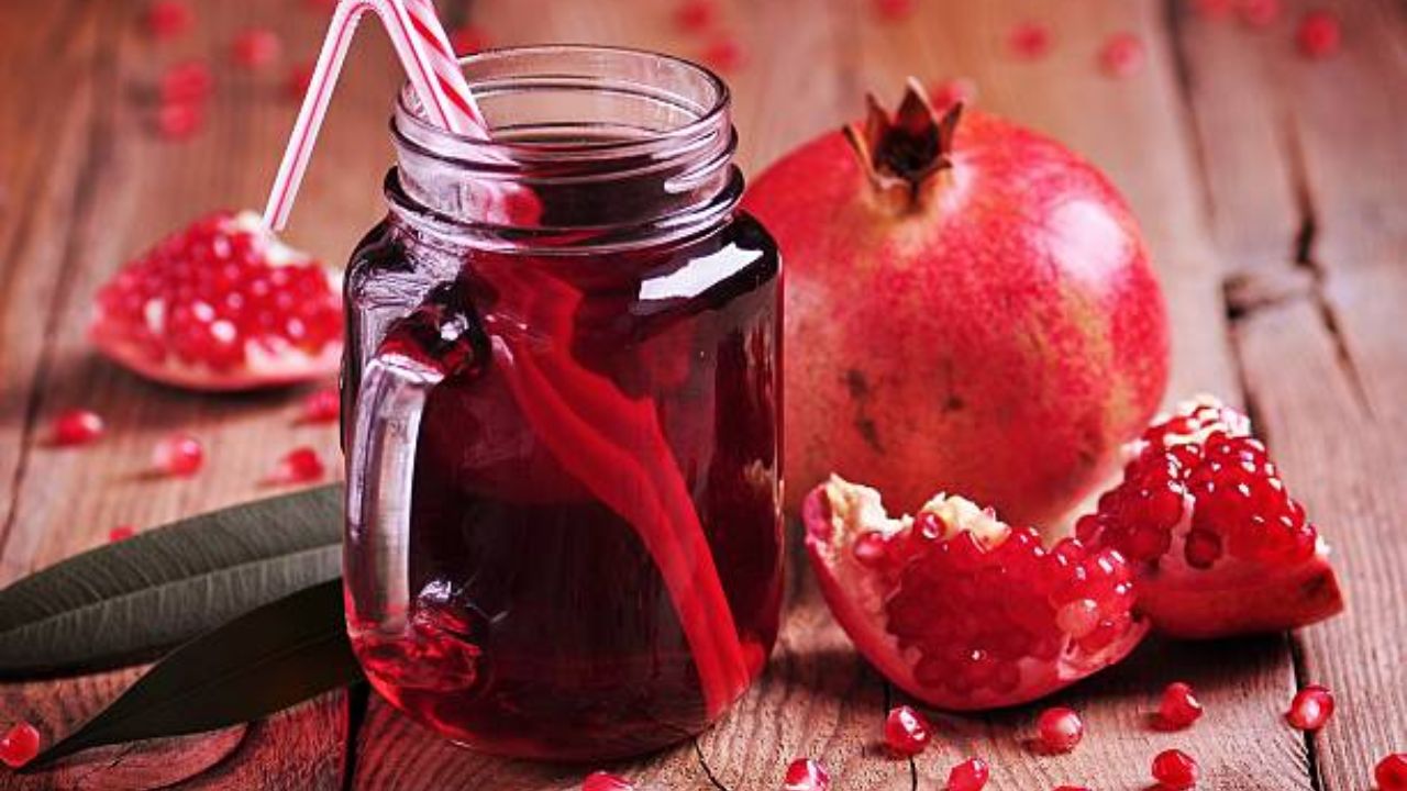 थंडीच्या दिवसांमध्ये कोरडी झालेली त्वचा पुन्हा उजळदार करण्यासाठी डाळिंबाच्या रसाचे सेवन करावे. महिनाभर नियमित एक ग्लास डाळिंबाच्या रसाचे सेवन केल्यास शरीराला भरमसाट फायदे होतील. 