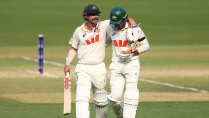 Ashes 2025-26 : अ‍ॅशेस मालिकेत इंग्लडचं नशीबचं फुटक! इंग्लिश संघ मालिका गमावण्याच्या उंबरठ्यावर, कांगारुने घेतली 356 धावांची आघाडी