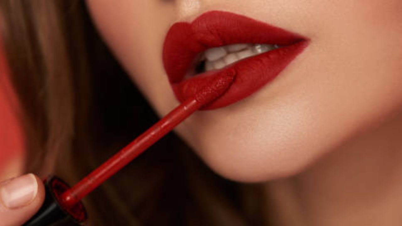 ओठांवर लावलेली लाल भडक लिपस्टिक सौंदर्य पूर्णपणे करून टाकेल खराब, ‘या’ देशात लाल लिपस्टिक लावण्यास आहे मनाई