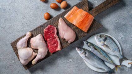 फ्रिजमध्ये ठेवलेलं चिकन, मासे किती वेळ व्यवस्थित टिकून राहतात? मटण किती काळ ताजे राहते? जाणून घ्या सविस्तर