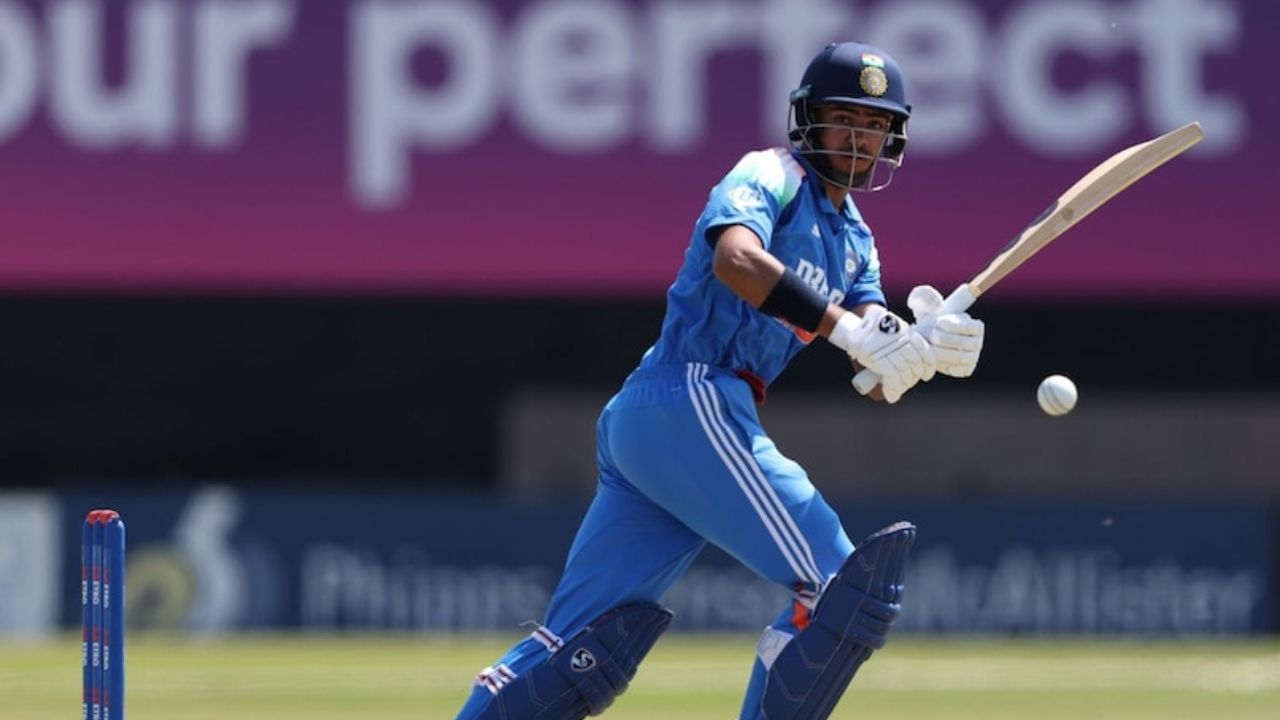 विहान मल्होत्रानेही आतापर्यंत स्पर्धेत प्रभावी कामगिरी केली आहे. त्याने चार सामन्यांमध्ये १४९ धावा केल्या आहेत, ज्यात दोन अर्धशतकांचा समावेश आहे. त्याची सरासरी ४९.६७ आहे आणि त्याचा स्ट्राइक रेट ११४.६२ आहे.