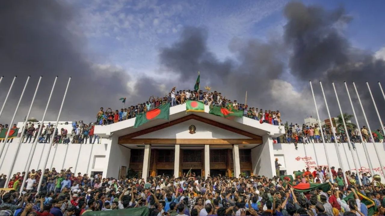 बांगलादेशमध्ये उडाला भडका! भारतविरोधी आवाजाने सीमा भागांमध्ये तणावपूर्ण परिस्थिती