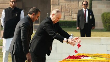 Vladimir Putin at Rajghat : पुतिन राजघाटावर दाखल! वाहिली महात्मा गांधींना श्रद्धांजली; Visitor Book मध्ये लिहिला खास संदेश