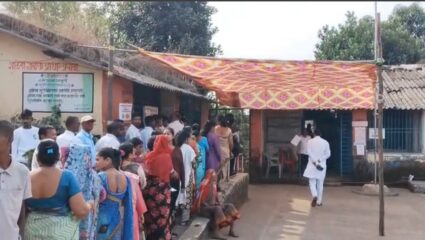 कर्जतमध्ये एकाच प्रभागात चारवेळा EVM मध्ये तांत्रिक बिघाड, मतदानासाठी रांगा, उमेदवारांचा संताप