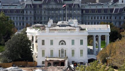 US Politics: इतिहासाच्या कातड्याला सोन्याची नक्षी! व्हाईट हाऊसमधील 26 अब्जांच्या बॉलरूमवरून लोक ट्रम्पवर खार खाऊन