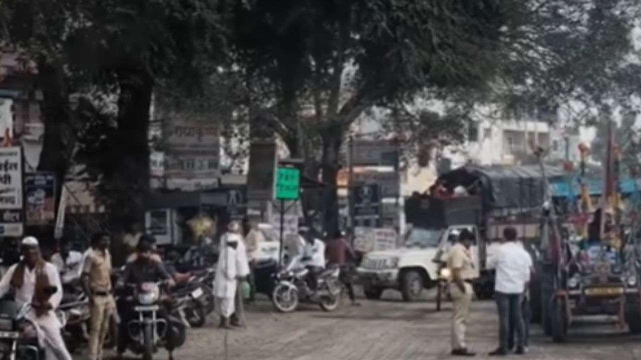 Ahilyanagar :  राष्ट्रीय महामार्ग 761, निघोज ग्रामस्थांचा रस्ता रोको आंदोलन, कामाच्या निकृष्ट दर्जाविरोधात संताप