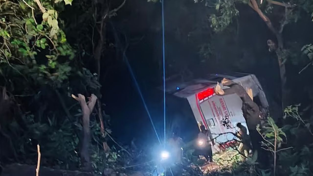 ‘देव तारी त्याला कोण मारी’, अपघातात 37 प्रवासी जखमी, मात्र 1 वर्षाचा चिमुकला थोडक्यात बचावला, आंबा घाट वळणावरील घटना