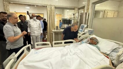 ज्येष्ठ समाजसेवक बाबा आढाव यांची प्रकृती चिंताजनक; शरद पवारांकडून रुग्णालयात जाऊन विचारपूस