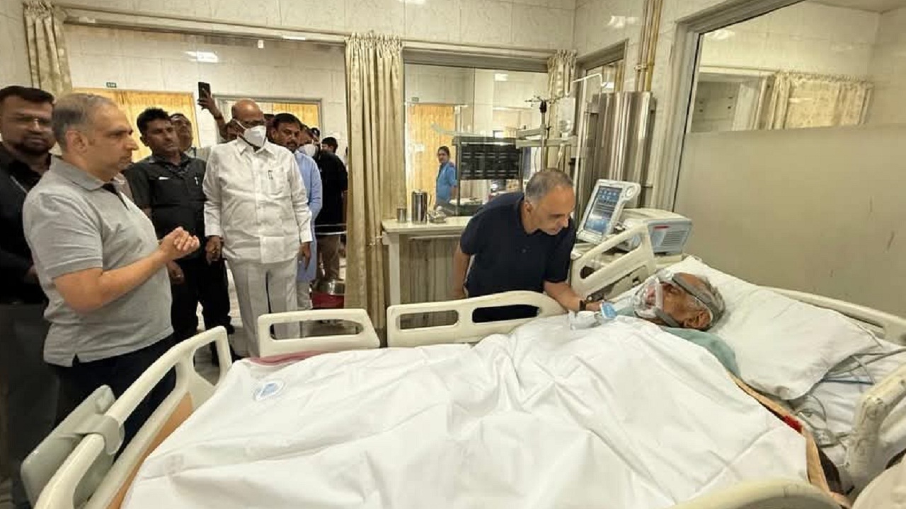 ज्येष्ठ समाजसेवक बाबा आढाव यांची प्रकृती चिंताजनक; शरद पवारांकडून रुग्णालयात जाऊन विचारपूस