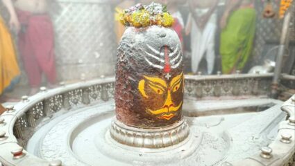 भगवान शंकराला भस्म का लावतात? भस्म आरतीची ही कथा तुम्हाला माहितेय का ?