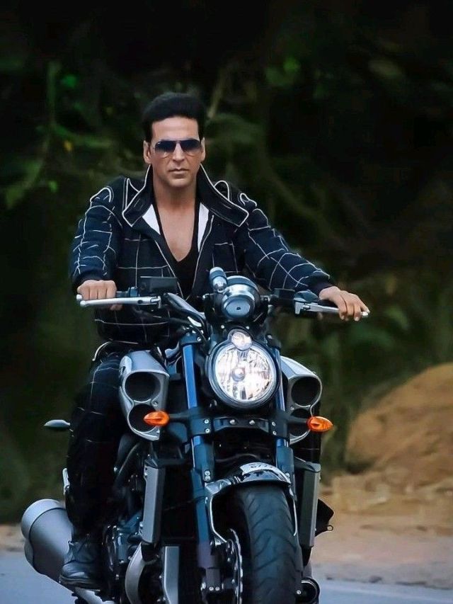 बॉलिवूड अभिनेत्यांच्या ताफ्यात एकापेक्षा एक सरस बाईक