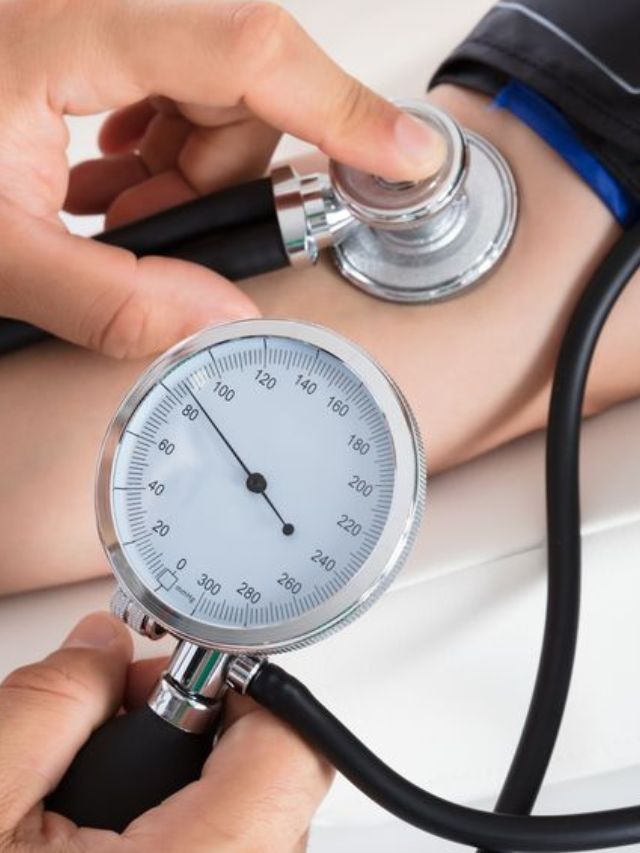 बीपीचा त्रास आहे ? मग हिवाळ्यात 'हे' पदार्थ टाळाच!