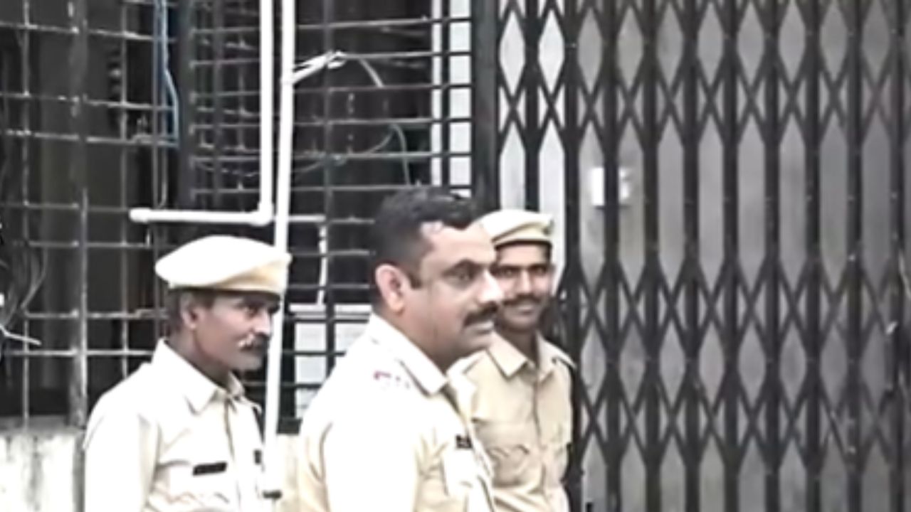 Buldhana News : स्ट्रॉंग रूमवर पोलीस बंदोबस्तासह सीसीटीव्ही कॅमेऱ्याची करडी नजर