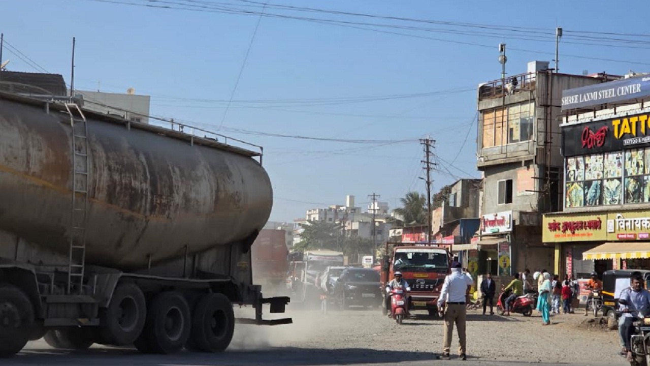 नेत्यांना दौरा तासाचा, नागरिकांना त्रास अनेक दिवसांचा; धुळीत अडकला आंबेठाण चौक