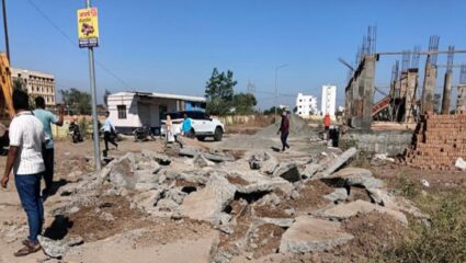 नोटीसकडे दुर्लक्ष करणाऱ्या प्लॉटधारक, डेव्हलपरांना दणका; चाकणमध्ये तिसऱ्या दिवशीही अनधिकृत प्लॉटिंगवर कारवाई