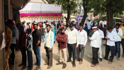 चाकण नगरपरिषदेच्या निवडणुकीत मतदारांचा उत्स्फूर्त प्रतिसाद; तरुणांसह वृद्ध बजावत आहेत मतदानाचा हक्क