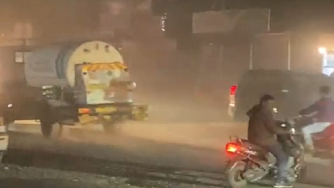 चाकण–शिक्रापूर मार्गावर धुळीचे लोट; खड्ड्यांचा रस्ता वाहतूकदारांसह नागरिकांसाठी डोकेदुखी