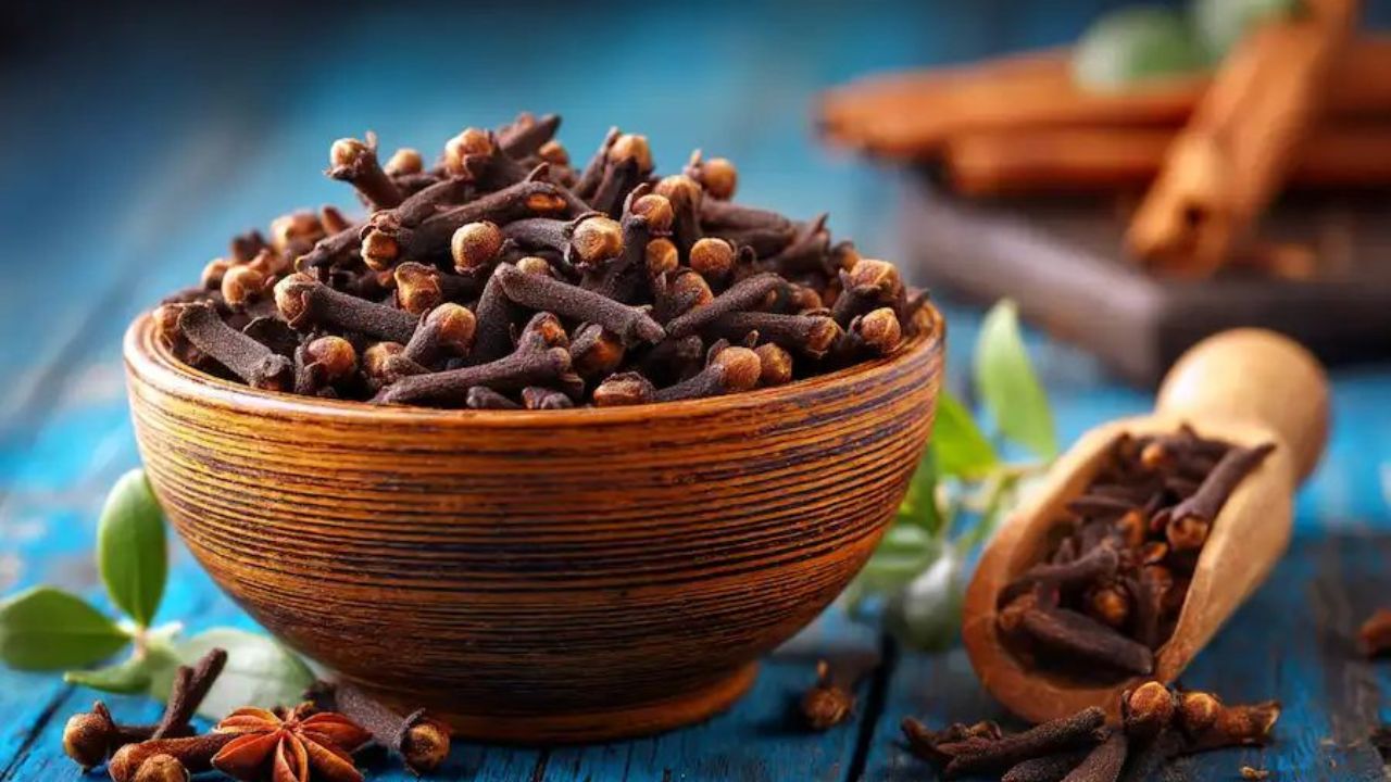 Astro Tips: दिवसाची सुरुवात चांगली करण्यासाठी जाणून घ्या लवंगाचे प्रभावी उपाय