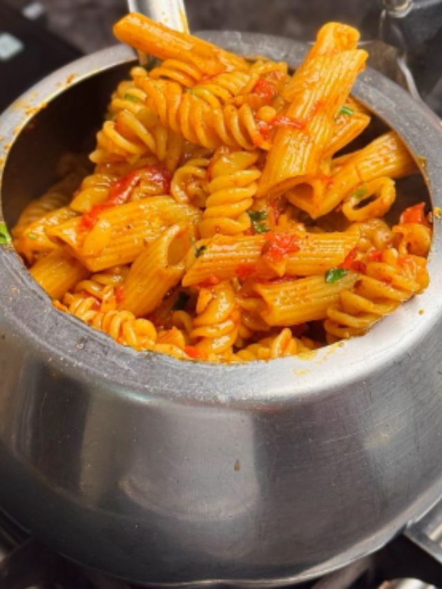 कुकरमध्ये कसा तयार करायचा मसाला पास्ता? 