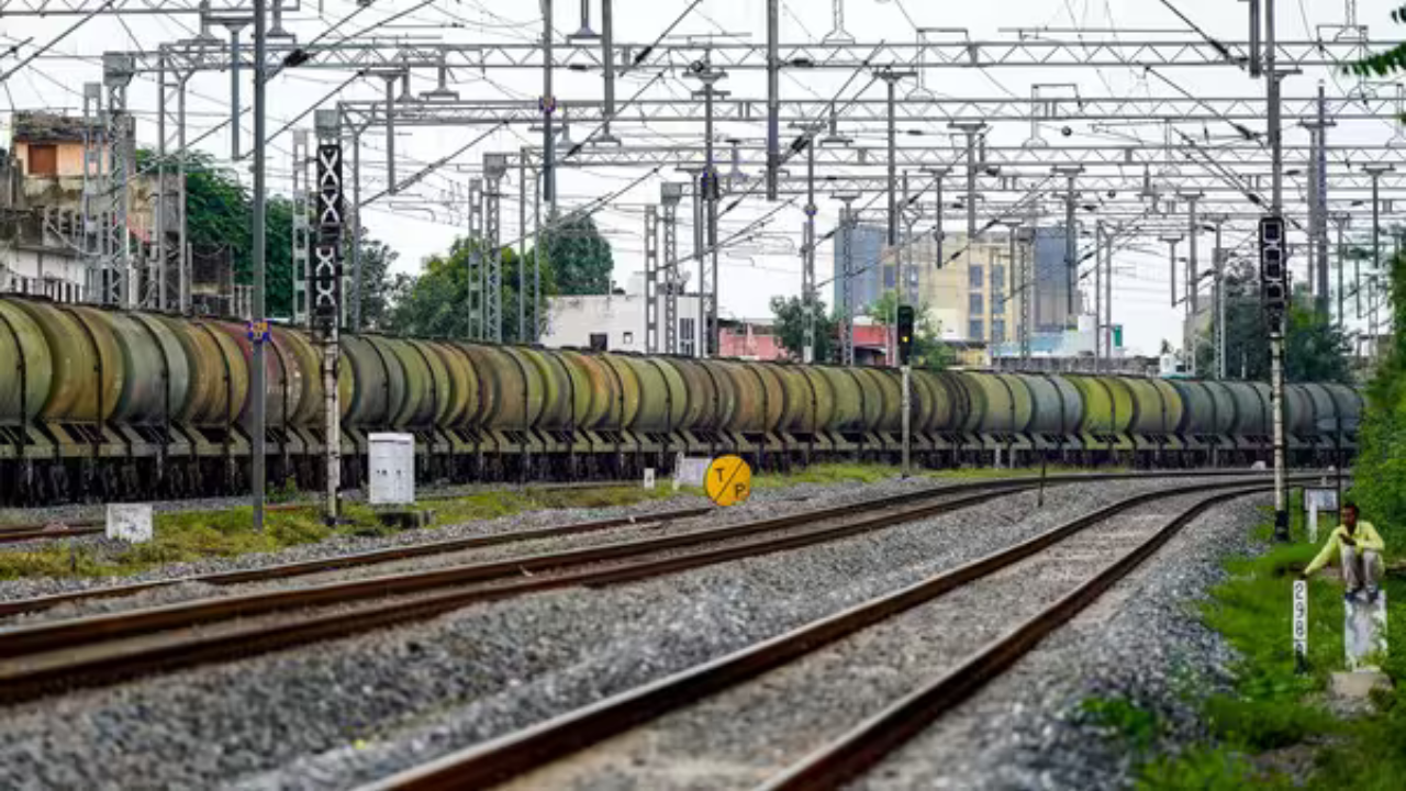 देशात 1.5 लाख कोटींचे 3 नवीन फ्रेट कॉरिडॉर! प्रस्तावित 3 DFC पैकी 2 महाराष्ट्रातून जाणार; वाहतूक क्षमता वाढणार