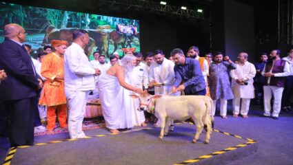 Pratap Sarnaik : अतिवृष्टीच्या जखमांवर मायेचा हात! शेतकऱ्यांसाठी १०१ देशी गाई म्हणजे नवसंजीवनी, पालकमंत्री सरनाईक