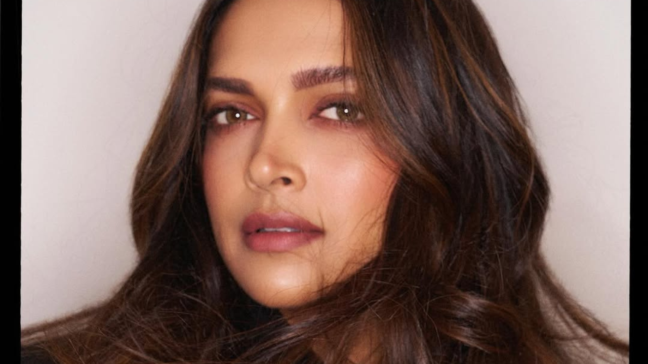 यासह दीपिकाने न्यूड शेड मेकअप केला असून ब्राऊन आयशॅडो, काजळ, लायनर, न्यूड शेड लिपस्टिक लावली आहे आणि आपल्या चाहत्यांची नजर वेधून घेतली आहे 