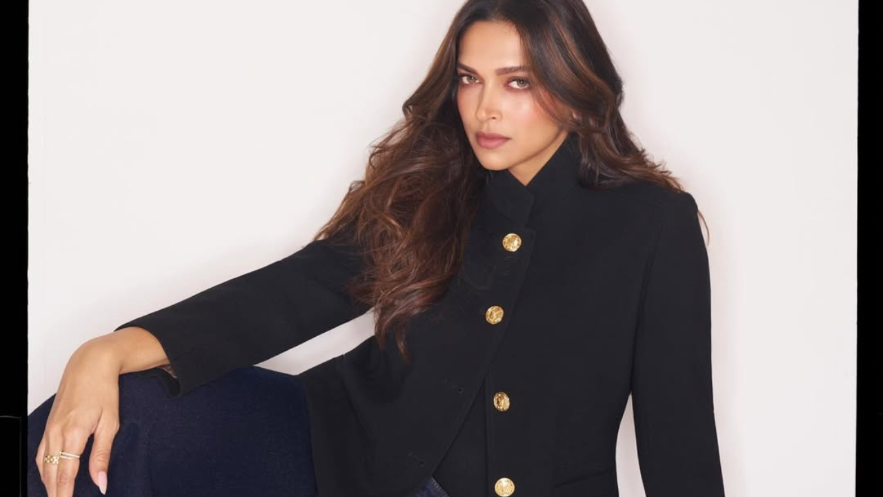 यासह दीपिकाने कोणतेही जड दागिने घातलेले नाहीत, अत्यंत कॅज्युअल आणि तितकाच लक्षवेधी लुक पाहून रणवीरही फिदा झालाय, त्याने ‘जान ही ले ले’ अशी कमेंटही सोशल मीडियावर केली आहे 