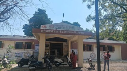 Dharashiv News : डॉक्टरांनी ट्रॅक्टरमधून प्रवास केल्याच्या बिलप्रकरणी गंभीर प्रश्न; नियमभंगाची शक्यता, कायदेशीर चौकशीची मागणी