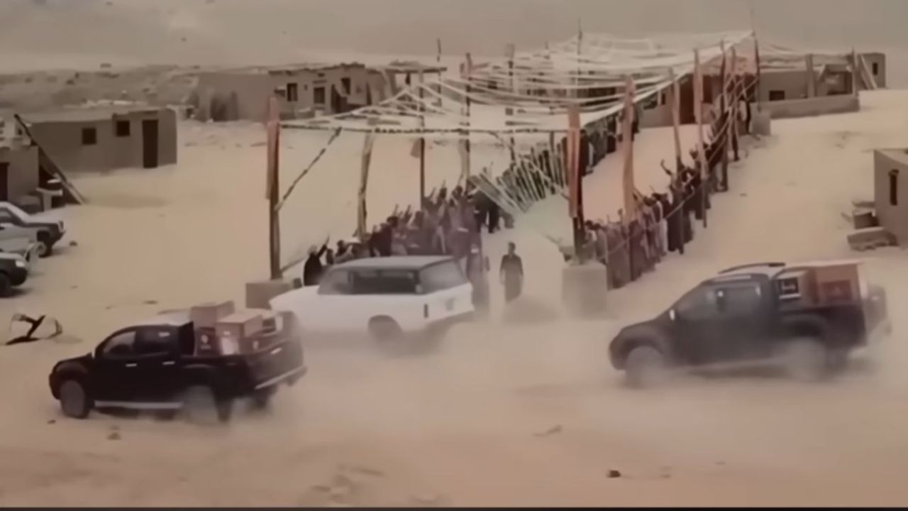 Isuzu D-Max: चित्रपटात रेहमान डकेत भूमिका साकारणाऱ्या अक्षय खन्नाच्या ताफ्यात अनेक कार्स दिसली. त्याच्या मजबूत ऑफ-रोड क्षमतेसाठी आणि मजबूत डिझाइनसाठी प्रसिद्ध असलेला Isuzu D-Max देखील या ताफ्यात दिसतो. हा पिक-अप ट्रक रहदारी आणि खडबडीत रस्त्यांवरून सहज धावतो आणि शत्रूंचा पाठलाग करतो. 