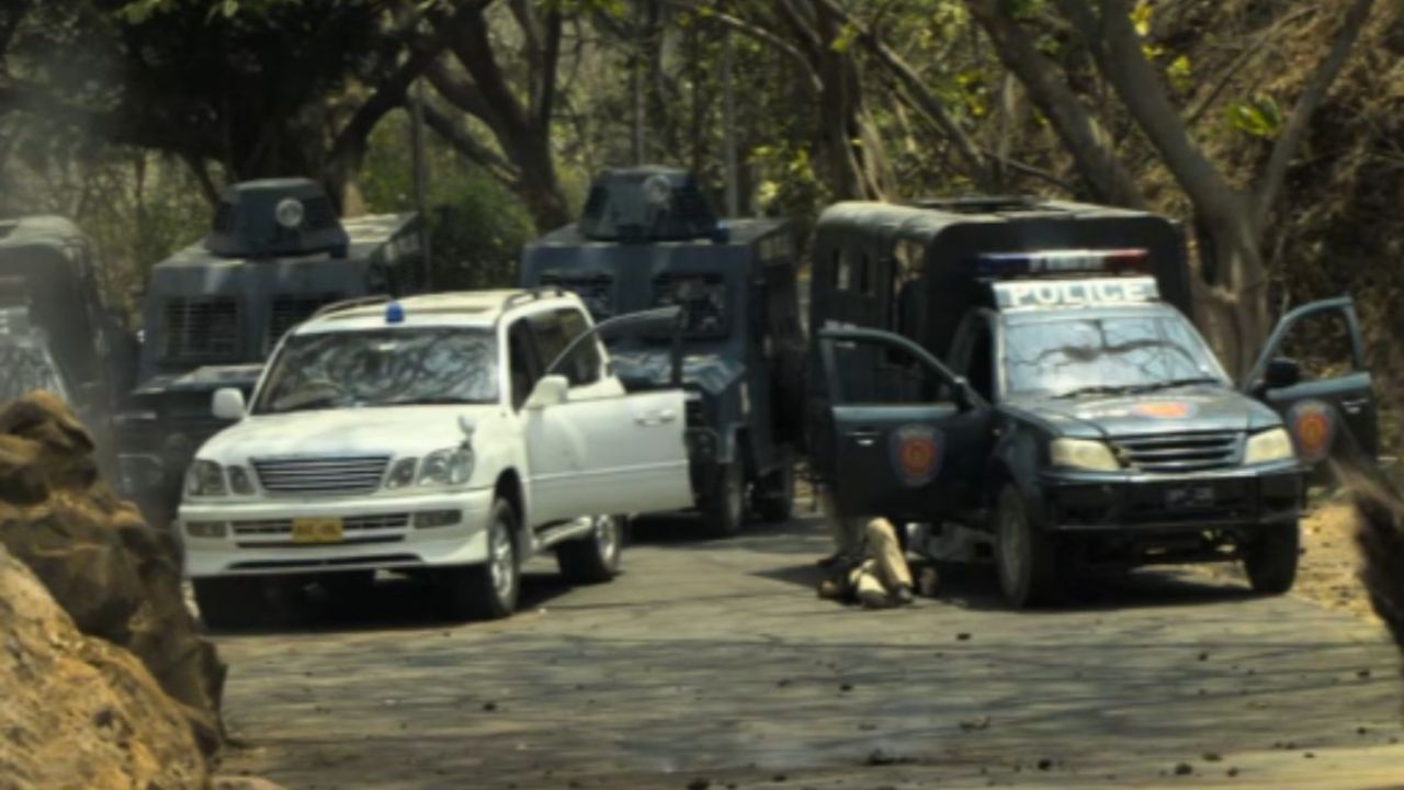 Tata Xenon: रहमान डकेतच्या ताफ्यात इसुझू डी-मॅक्स होते, तर पोलिस अधीक्षक अस्लम चौधरी यांच्या ताफ्यात टाटा Xenon होते. या पिकअप ट्रकचा वापर रहमानचा पळून जाण्याचा मार्ग रोखण्यासाठी करण्यात आला होता. हा ट्रक लियारी टास्क फोर्सचे अधिकृत वाहन म्हणून दाखवले होते. 