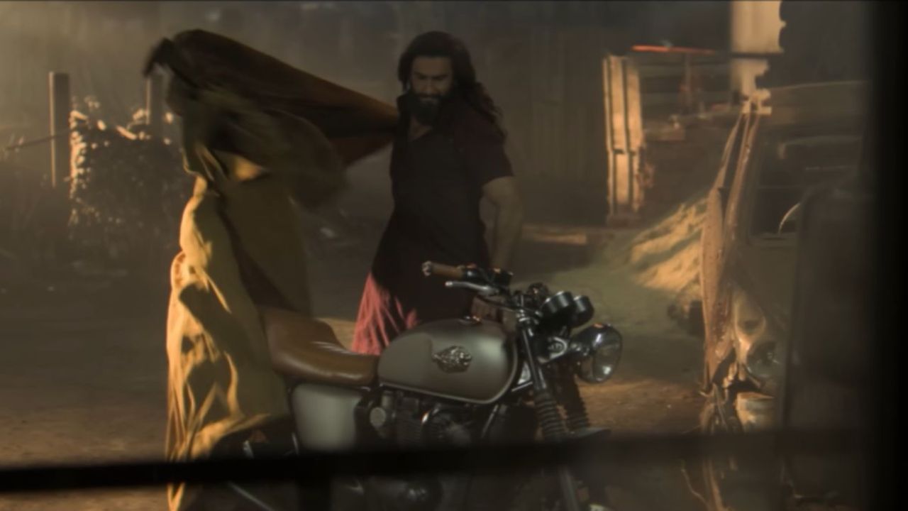 कस्टम स्क्रॅम्बलर बाईक: धुरंधर चित्रपटात रणवीर सिंग ज्या बाईकवर बसतो ती एक कस्टम रॉयल एनफील्ड स्क्रॅम्बलर बाईक आहे. ती Royal Enfield Interceptor 650 ची मॉडिफाइड व्हर्जन असल्याचे दिसते.