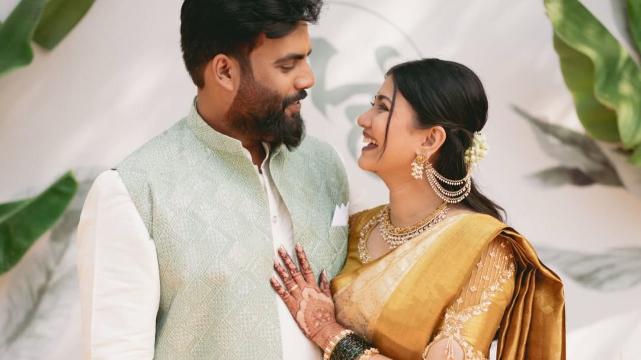 हातात हिरव्या बांगड्या आणि मोत्यांचे सोन्याचे दागिने ज्ञानदाने यासह घातले आहेत. अत्यंत सिंपल पण तितकीच लक्षवेधी अशी तिची ही स्टाईल चाहत्यांना खूपच आवडतेय 