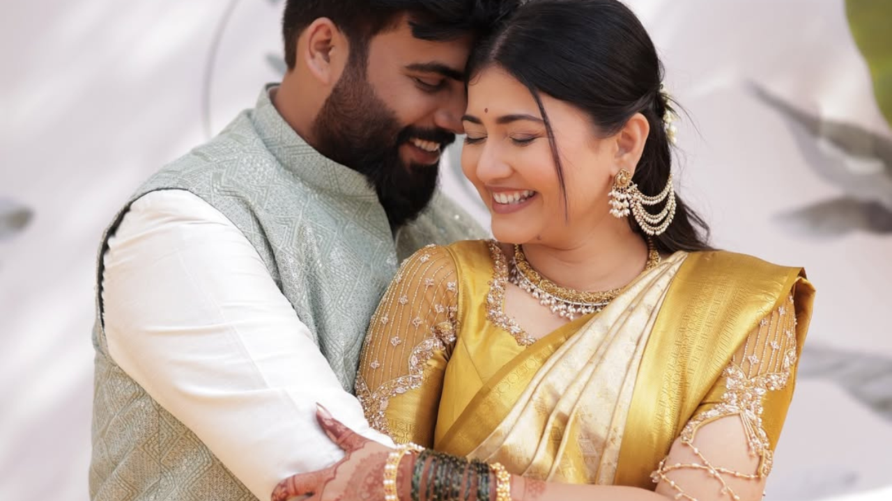 केसांचा भांग पाडत मध्यभागी हेअरस्टाईल करत ज्ञानदाने पारंपरिक गजरा घातला आहे आणि आपल्या नवऱ्यासह खूपच आनंदाने पोझ दिल्यात 