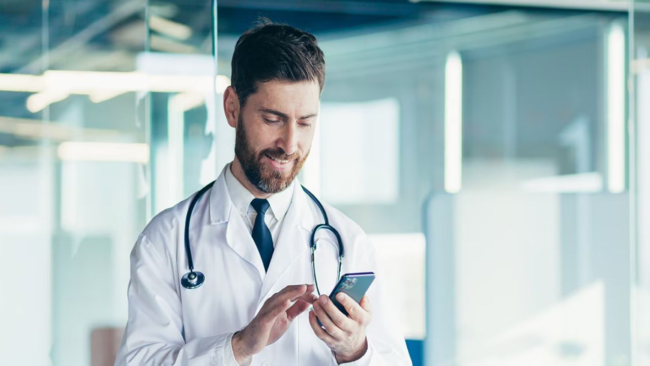 पांढऱ्या रंगाचा कोट 90 डिग्रीपर्यंतच्या उष्णतेत जंतुनाशक होतो त्यामुळे पांढऱ्या रंगाला जास्त प्राधान्य 1900च्या काळात दिलं गेलं.