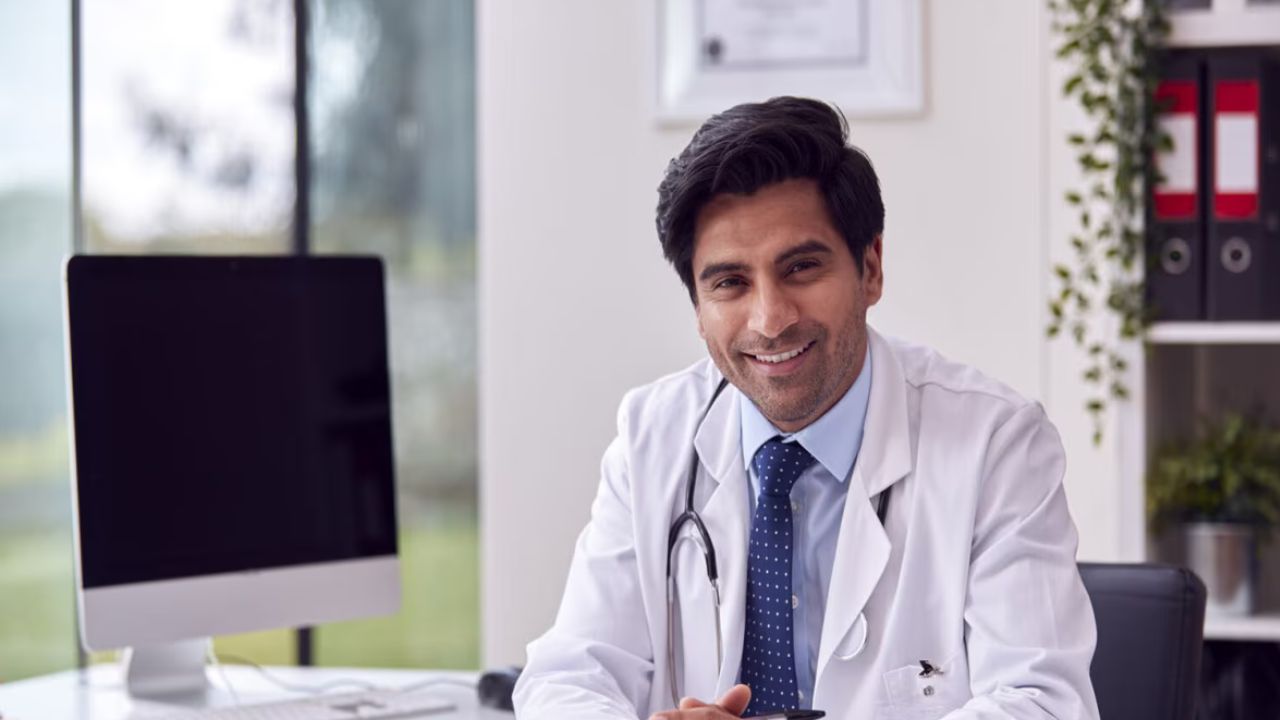 याचं कारण असं की, डॉक्टर सतत रुग्णांच्या संपर्कात असाता त्यामुळे त्यांचा कोट जंतुनाशक करणं गरजेचं असतं.