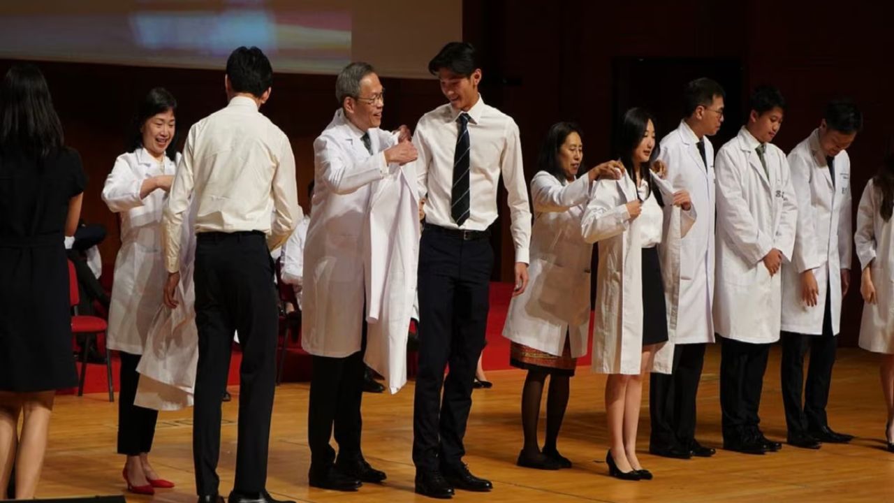 कालांतराने पांढरा रंगाच्या कोटावर शिक्कामोर्तब करण्यात आला.