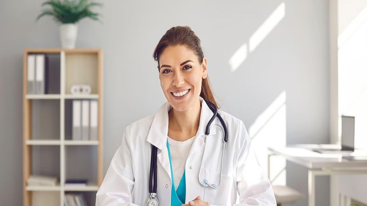 असं म्हणतात की, 1800 च्या काळात रक्ताचे डाग दिसू नयेत म्हणून डॉक्टरांचे काळे कोट असायचे. मात्र रक्त आणि काळ्या कोटामुळे रुग्ण घाबरुन पळायचे. ही बाब लक्षात आल्यावर वैद्यकीय विभागात काही बदल करण्यात आले.