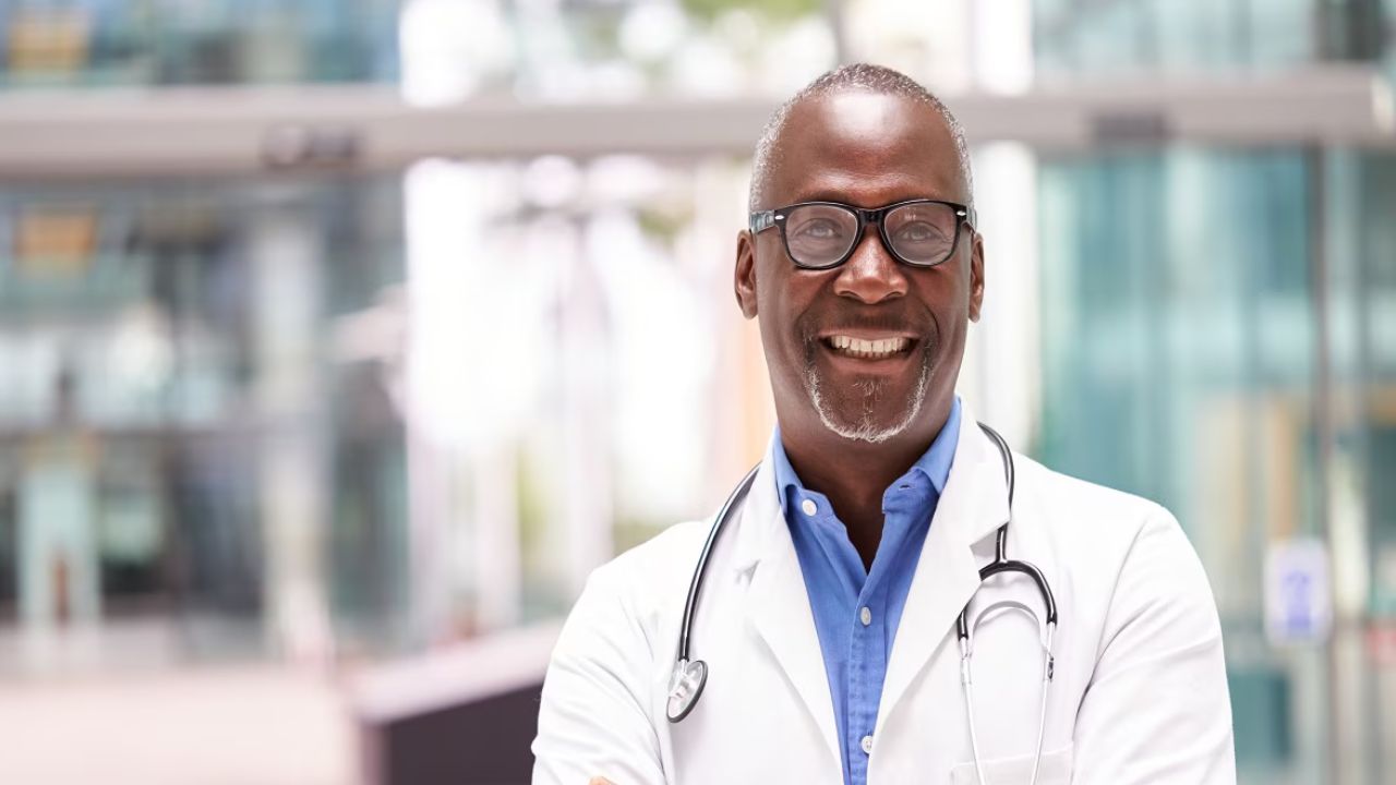 पांढरा रंग हा शांततेचं प्रतीक मानलं जातं. हा रंग आशावाद आणि सकारात्मकता दर्शवतो.