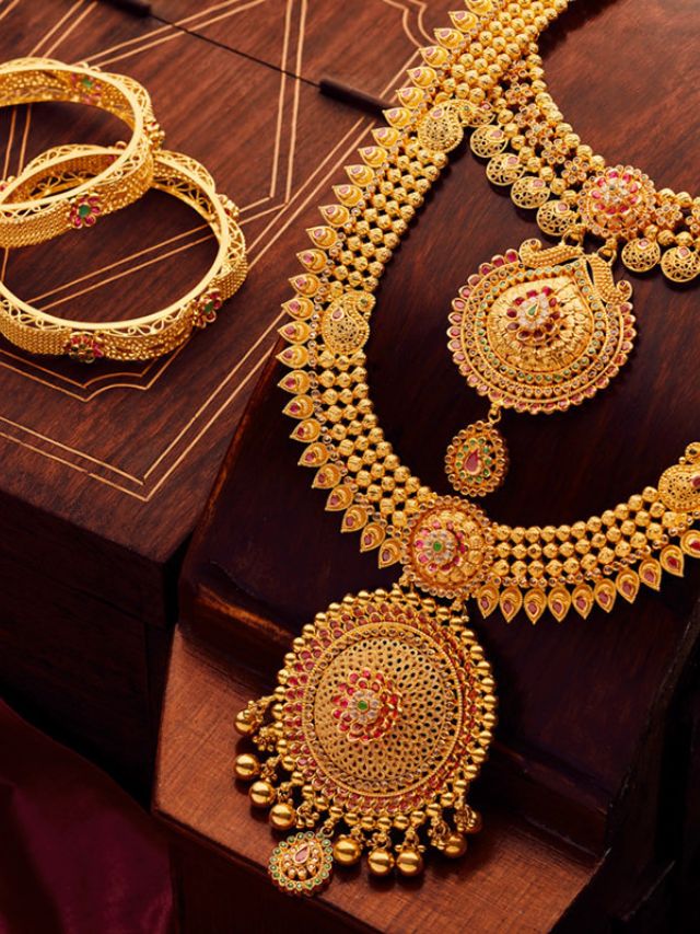 पौर्णिमेच्या दिवशी सोनं दान केल्याने काय होते?