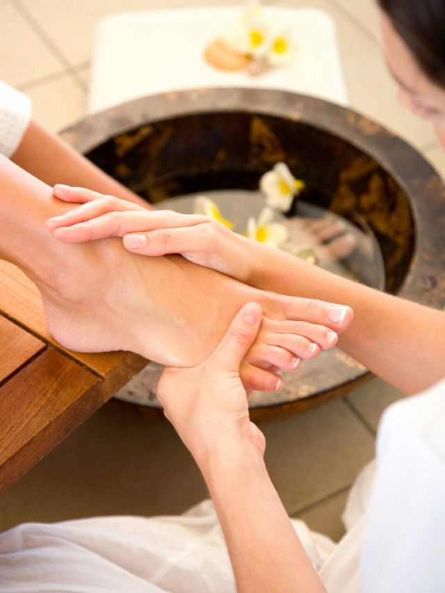 पायांचा काळेपणा दूर करण्यासाठी वापरा या 5 ट्रिक्स