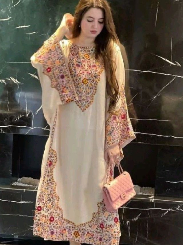 थंडीत स्टायलिश दिसण्यासाठी वापरा काश्मीरी काफ्तान कुर्ती..