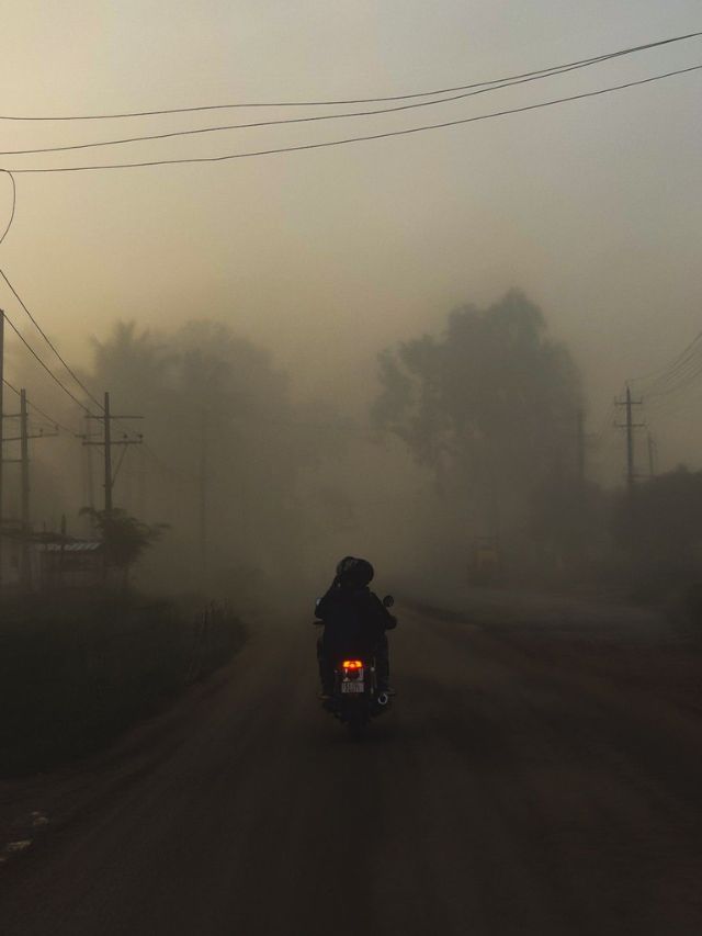 धुक्यात बाइक चालवताय, मग या 10 सेफ्टी टिप्स..