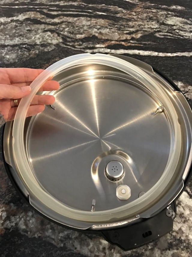 कुकरची रिंग सैल झालीय का? फेकण्याआधी हे एकदा ट्राय करा