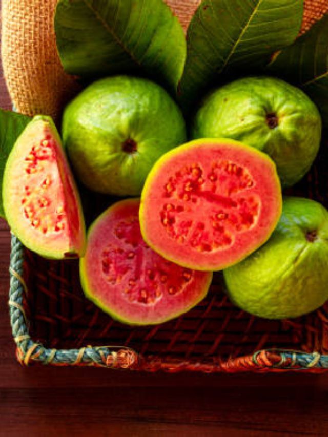 थंडीत भाजलेला पेरू खाण्याचे हेल्दी फायदे जाणून घ्या