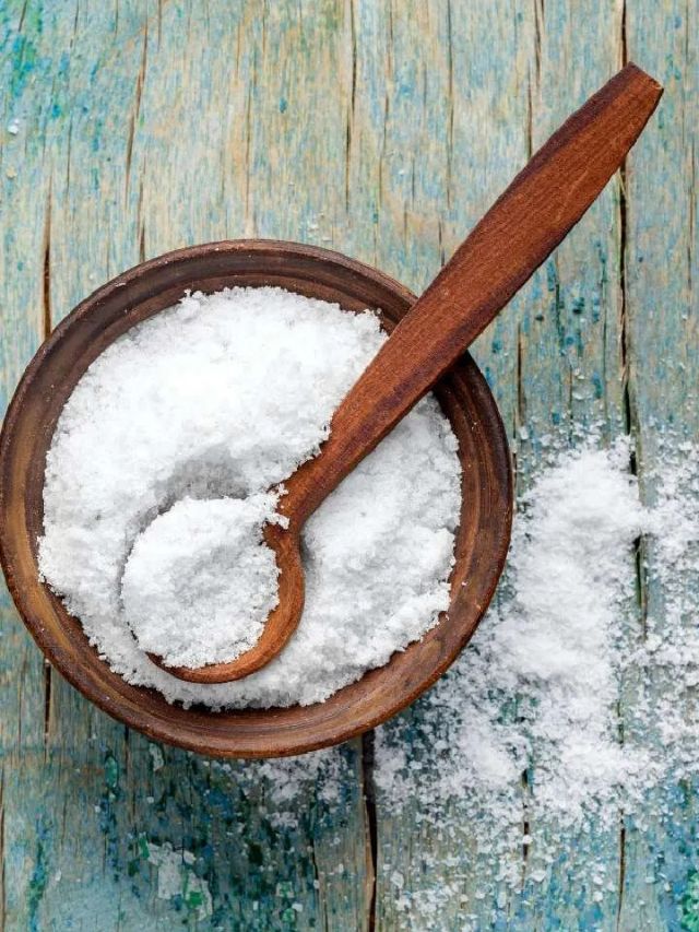 किचनमध्ये एकसारखं मीठ सांडते का? काय आहे अर्थ..